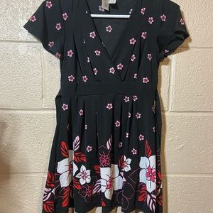 L8ter floral blouse that ties in the back size small
